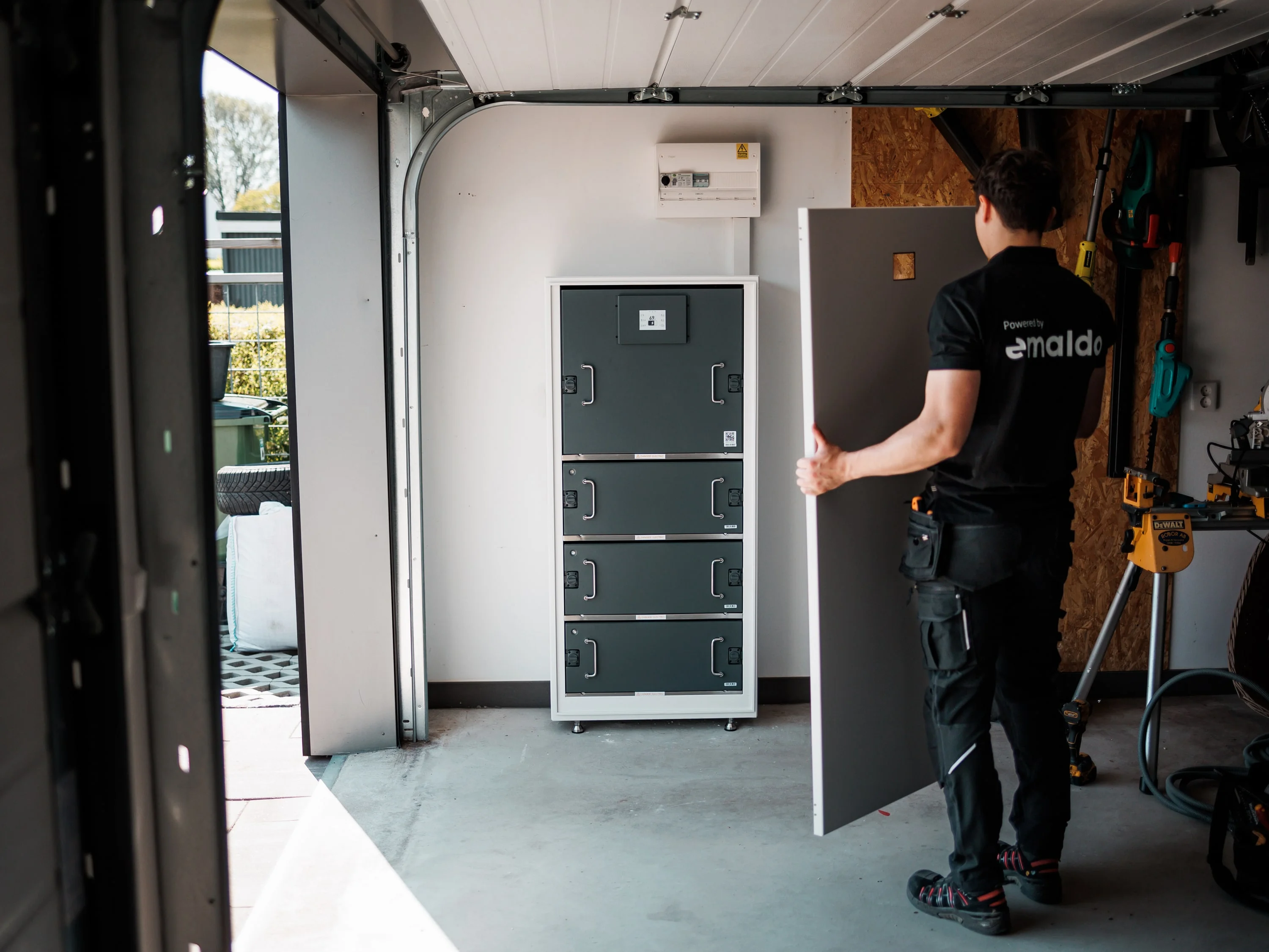 Batteriskåp i ett garage