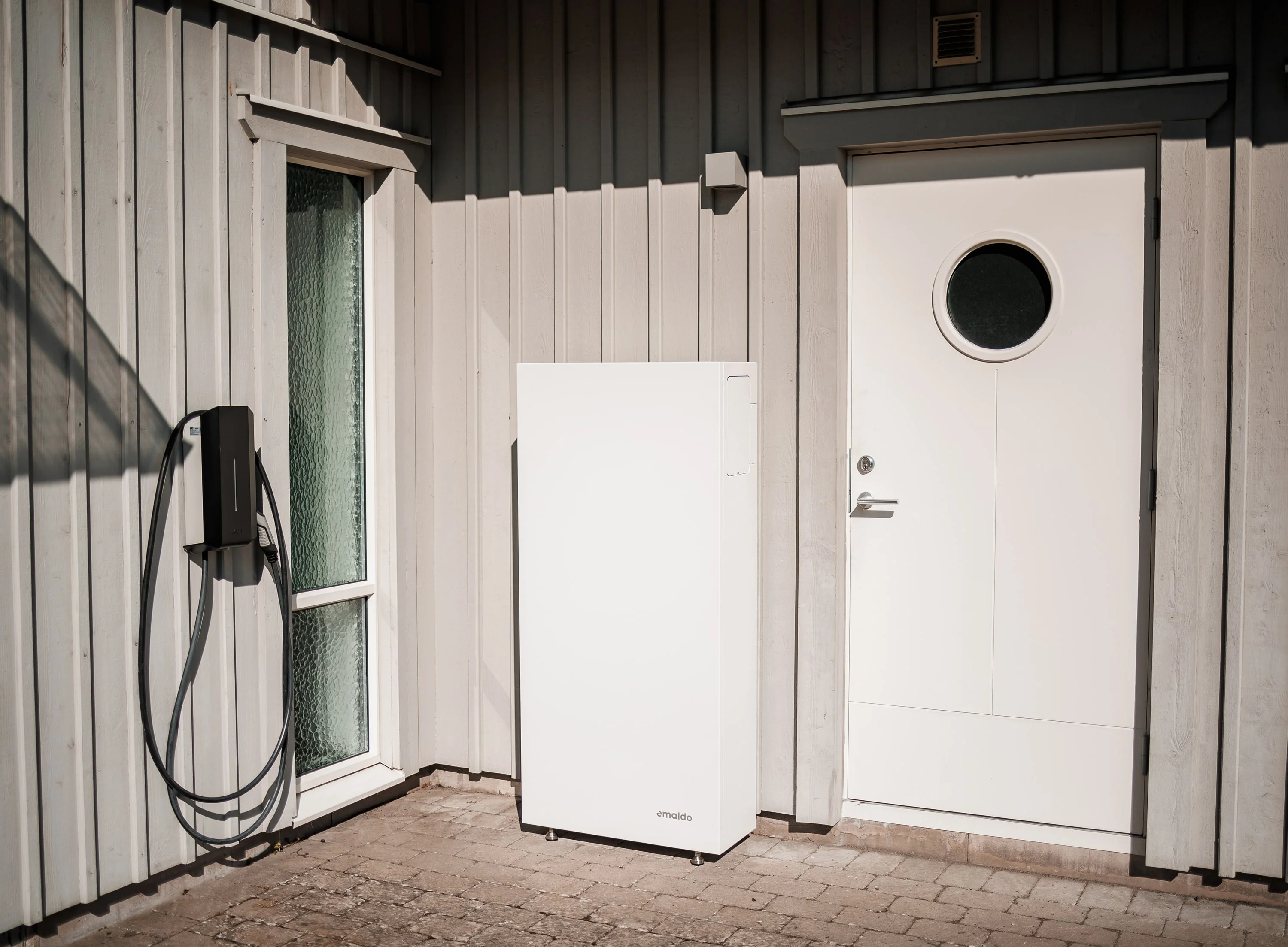 Laddbox och batteri på husfasaden