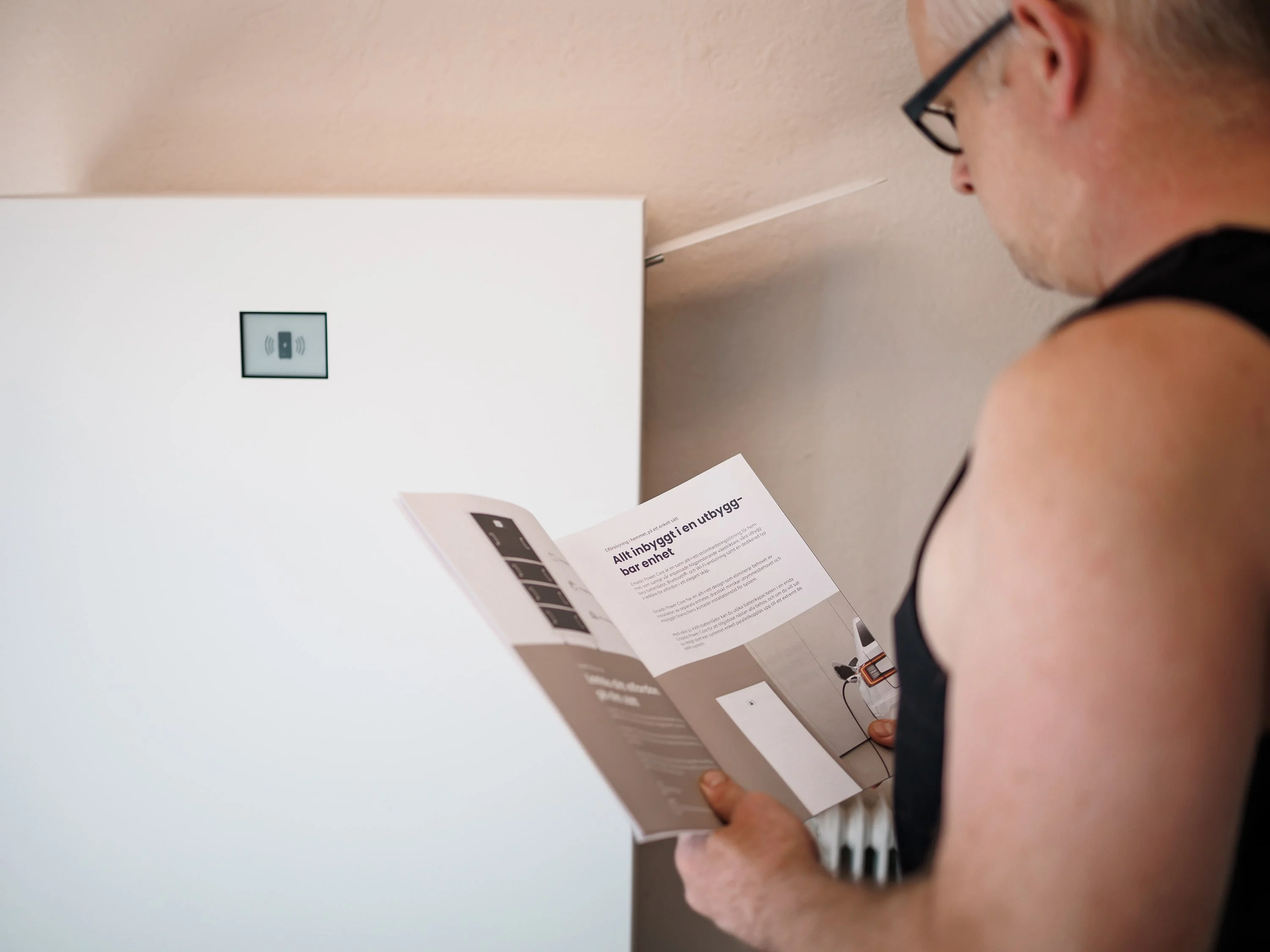 Kund läser igenom underlaget vid sitt nya batteri