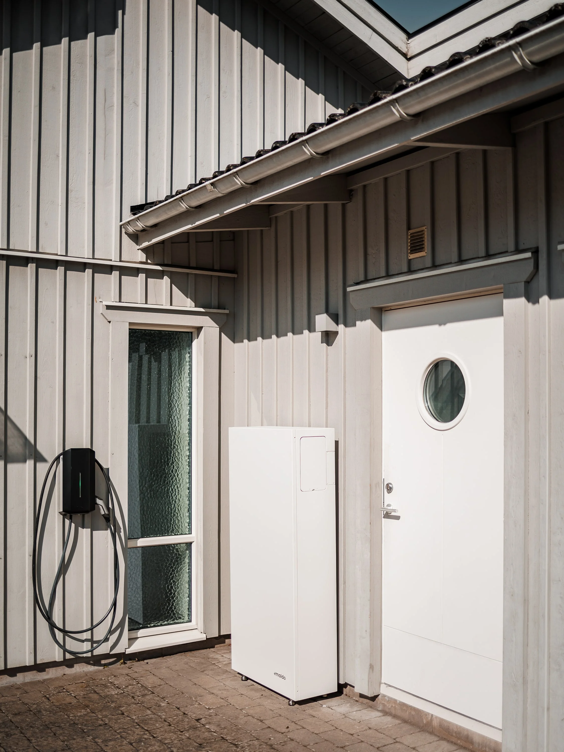 Laddbox och batteri på husfasaden