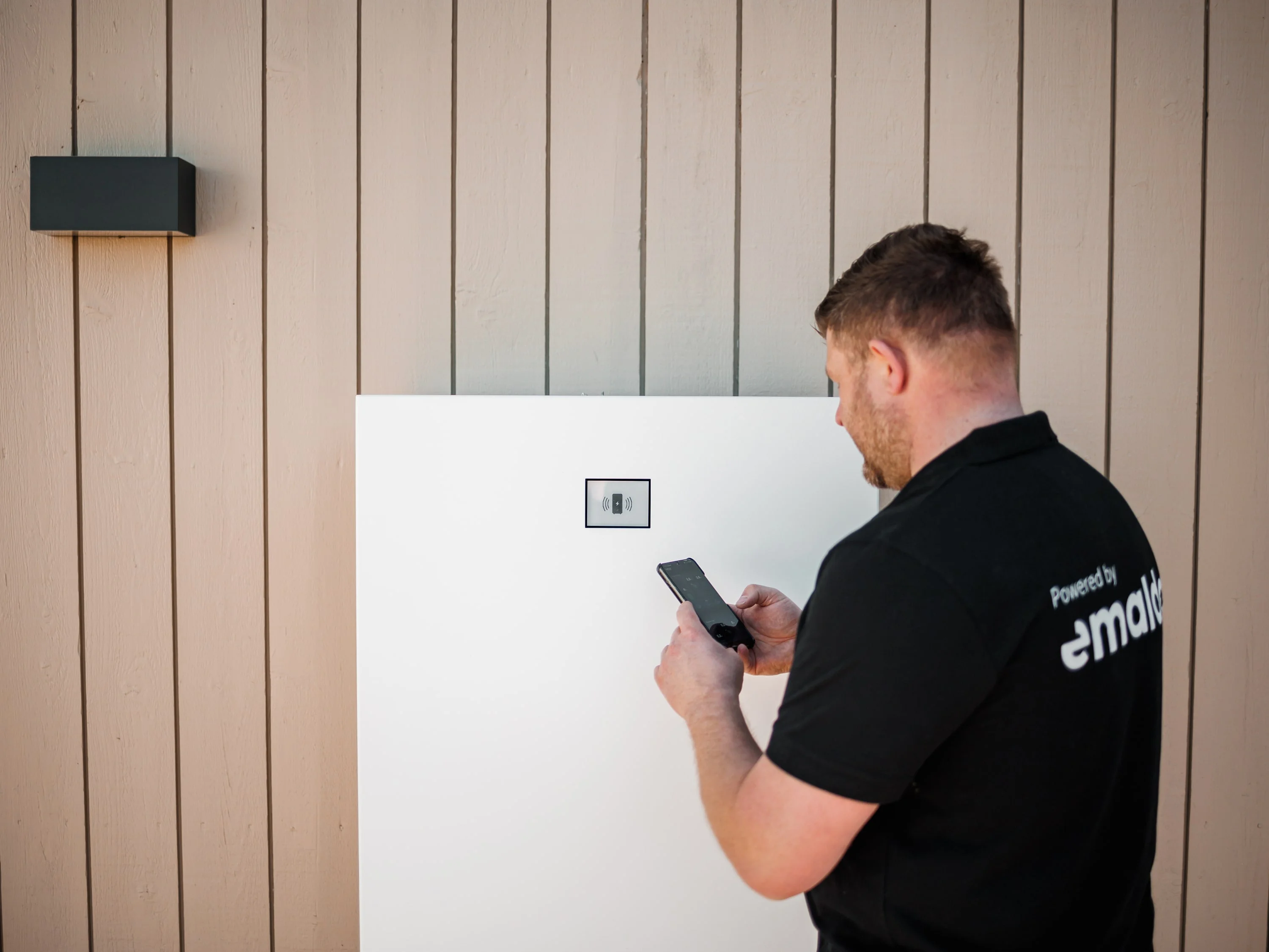 Montör kontrollerar batteriet i appen