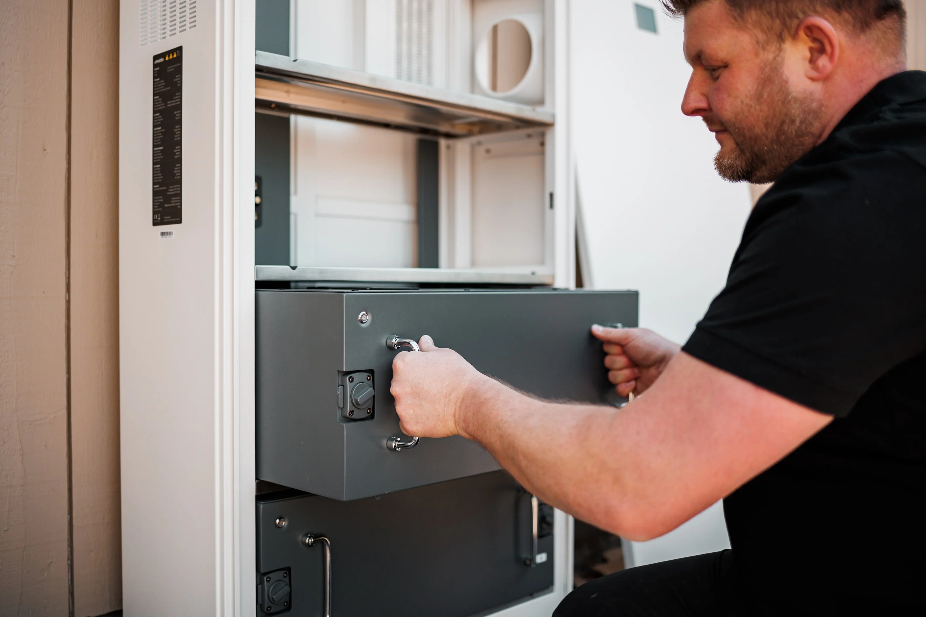 Montör sätter in batterimoduler