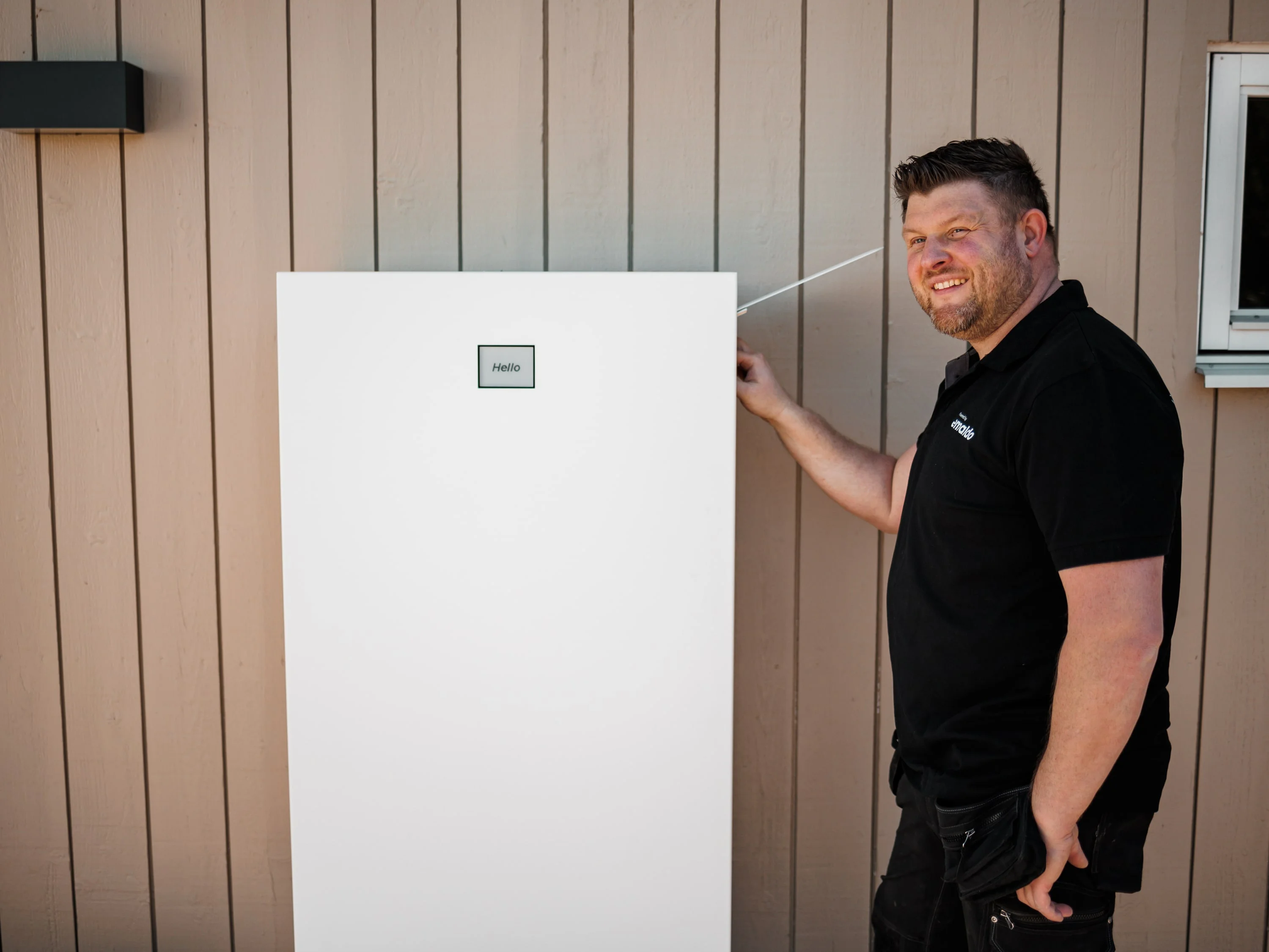Montör bredvid ett nyinstallerat batteri
