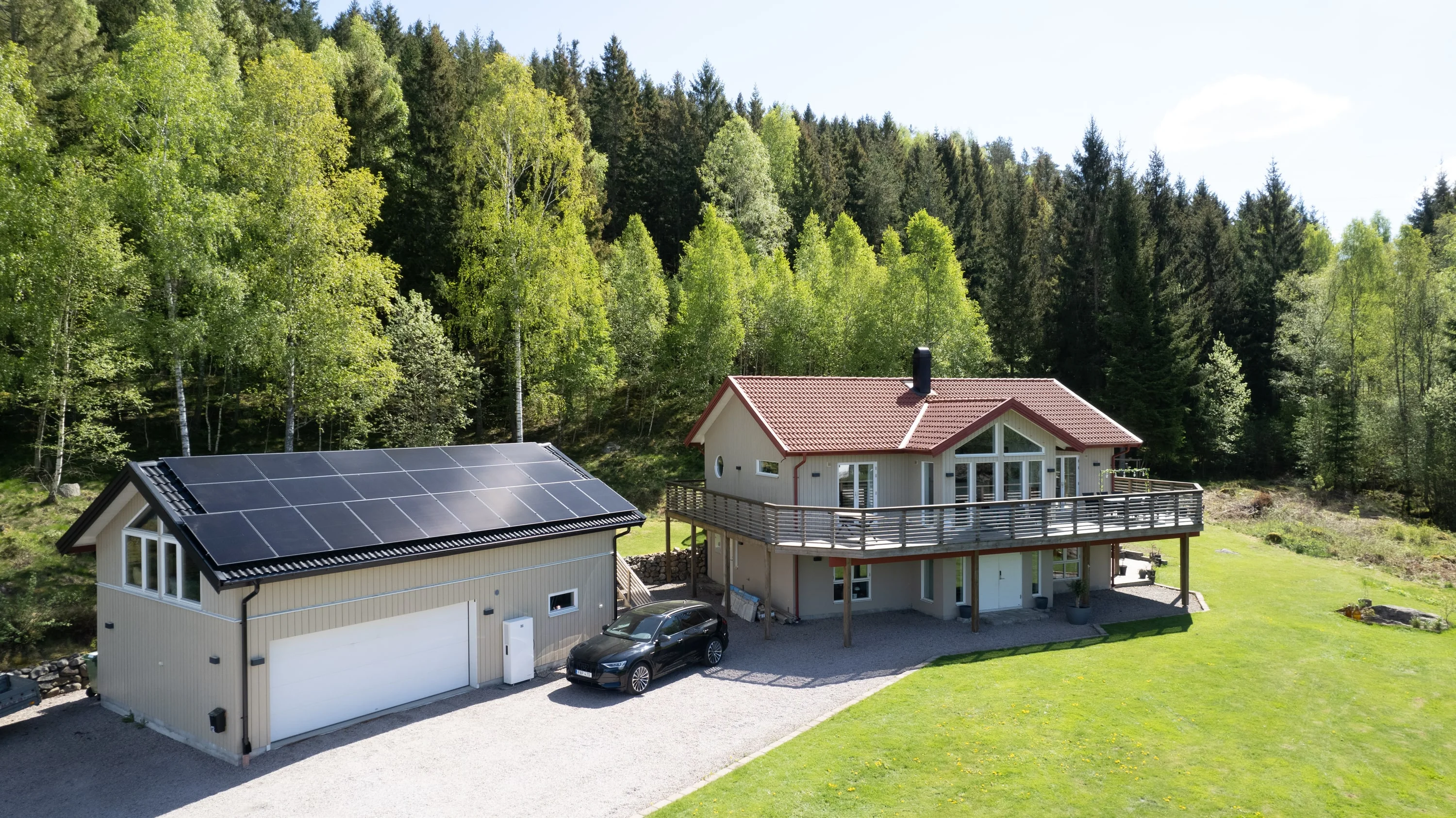 Garage med solceller på taket
