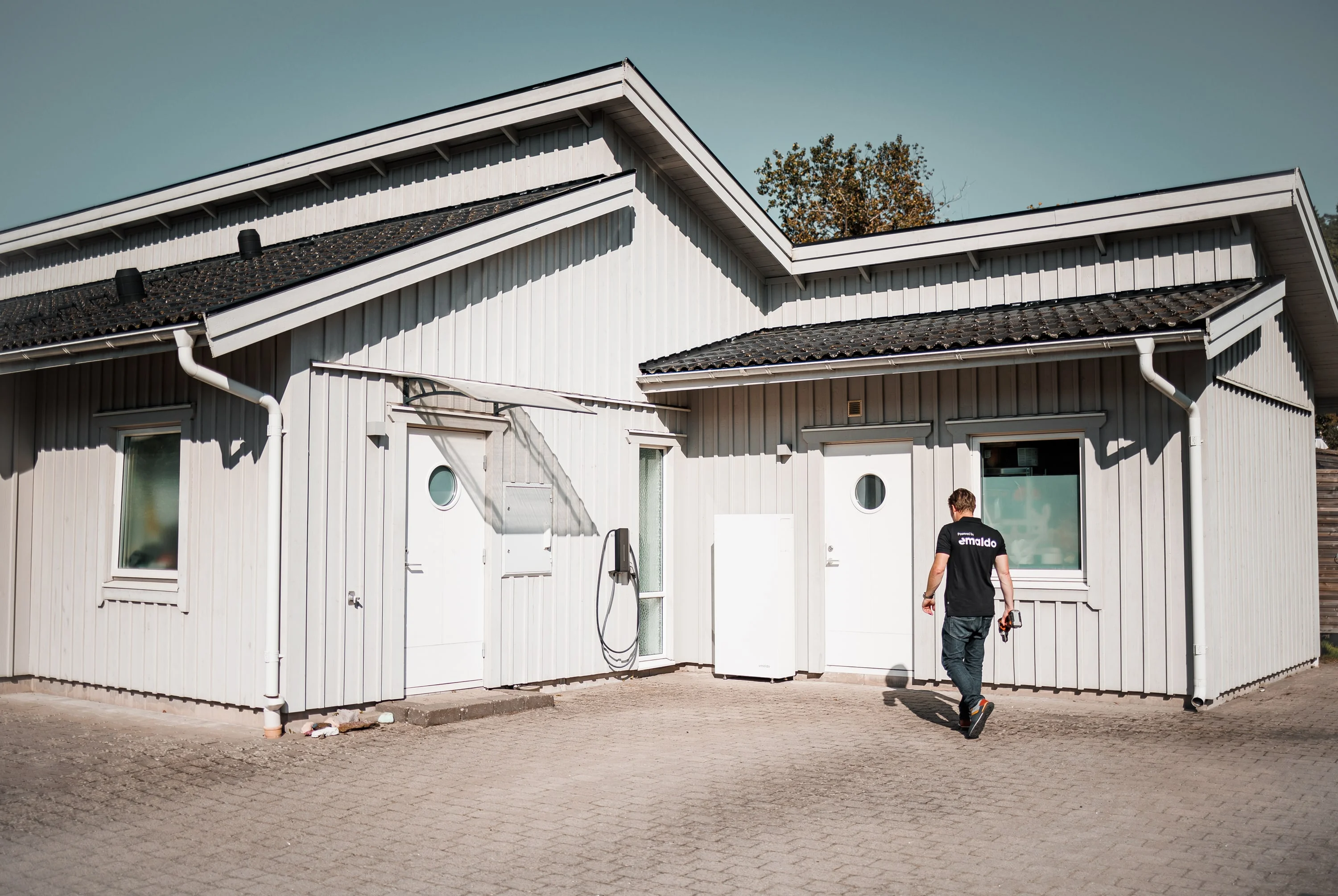 Montör vid en villa med batteri på fasaden