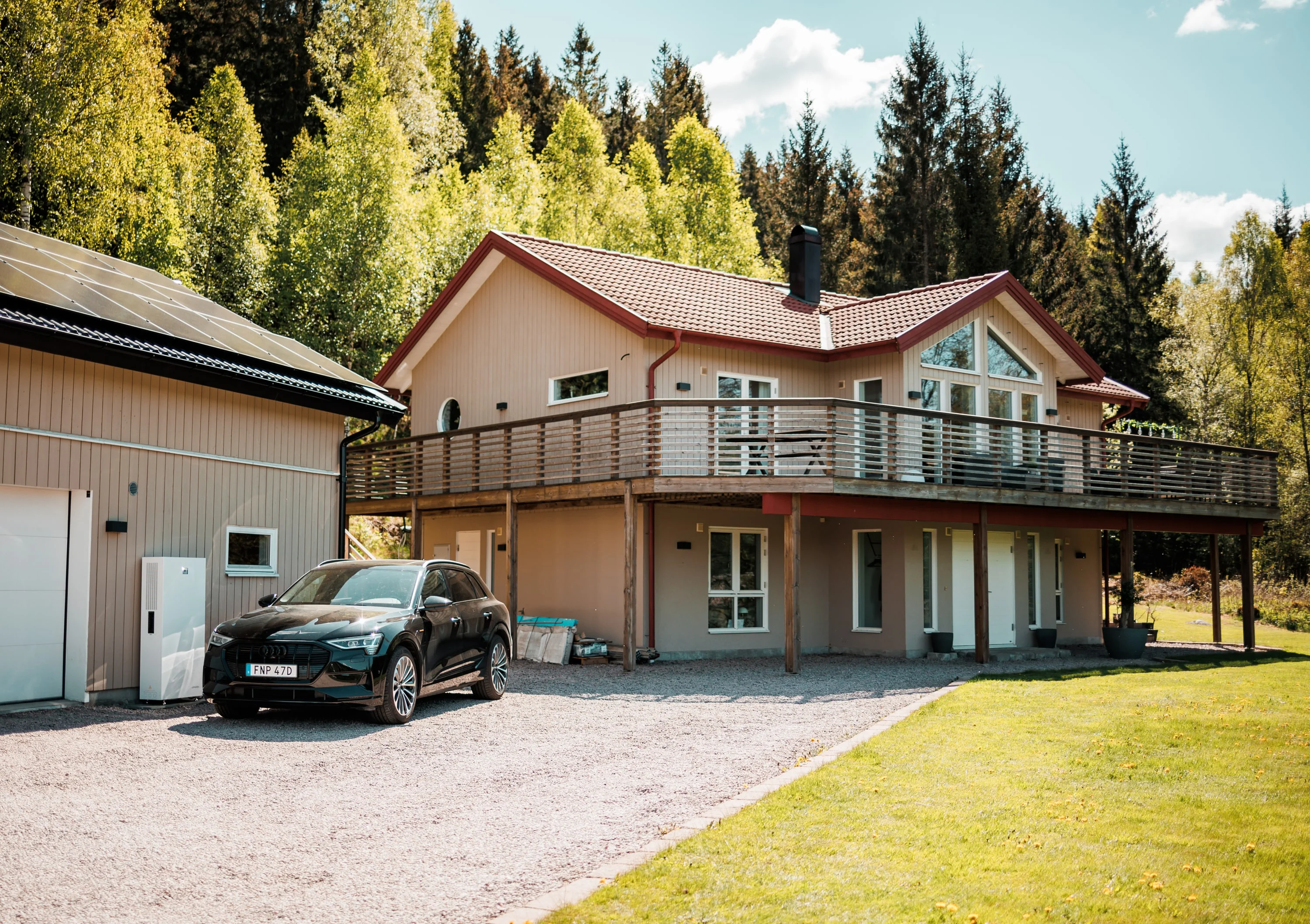 Villa och garage där Fair har installerat batteri