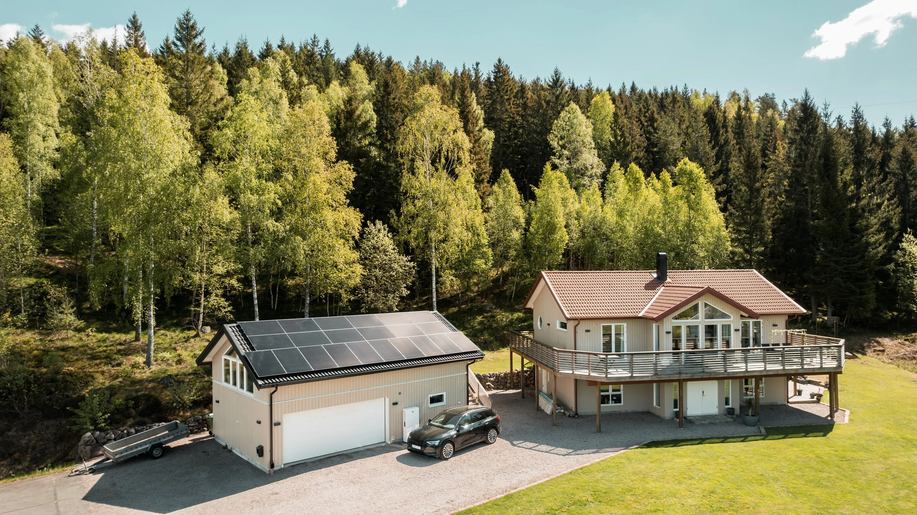 Gård med solceller på garagetaket