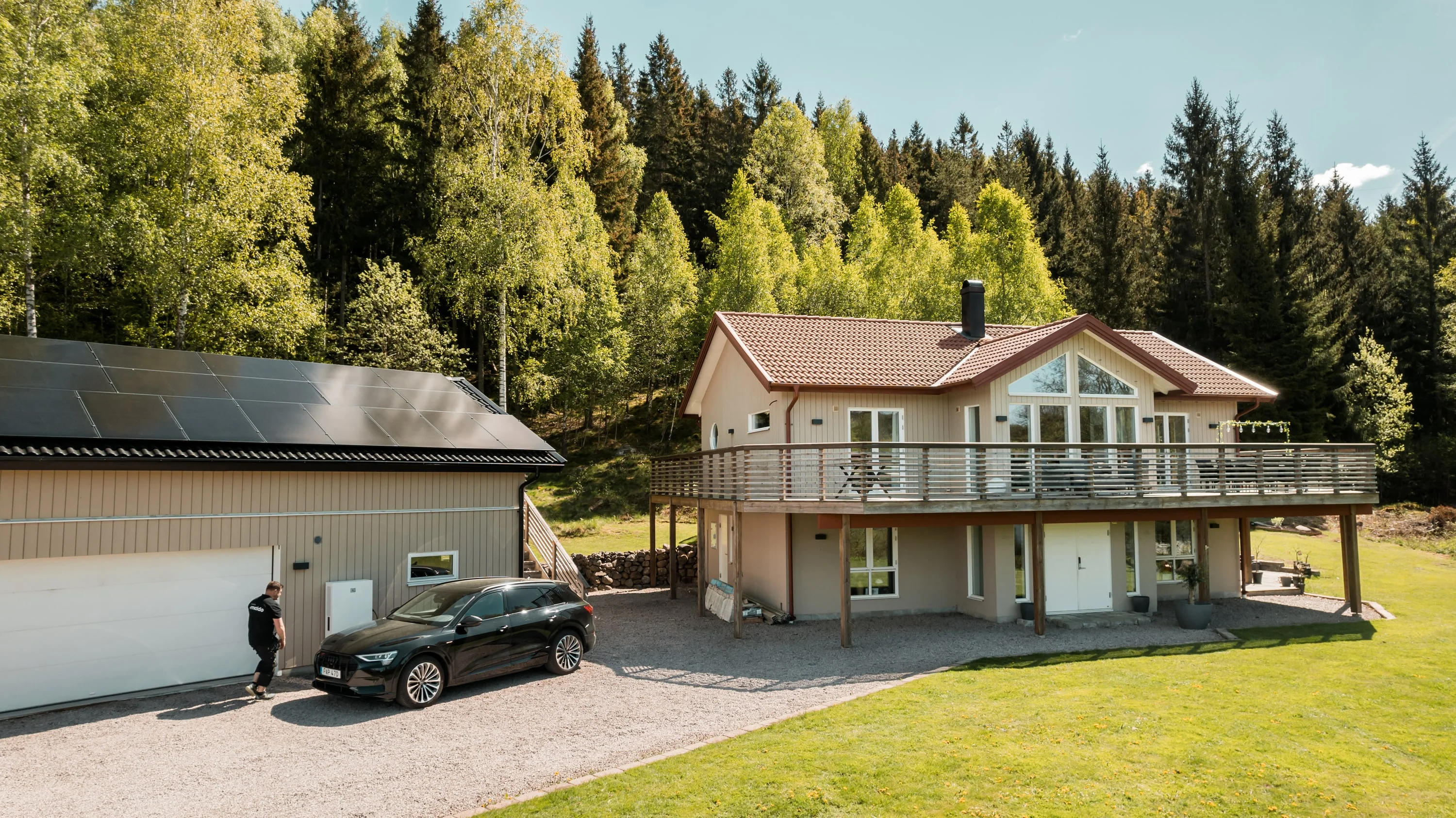 Villa och garage med solceller på taket